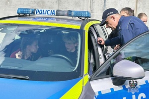 policjanci podczas festynu prezentują sprzęt policyjny i rozmawiają z uczestnikami o bezpieczeństwie