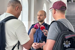 policjanci podczas festynu prezentują sprzęt policyjny i rozmawiają z uczestnikami o bezpieczeństwie
