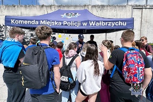 policjanci podczas festynu prezentują sprzęt policyjny i rozmawiają z uczestnikami o bezpieczeństwie