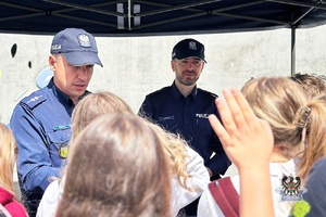 policjanci podczas festynu prezentują sprzęt policyjny i rozmawiają z uczestnikami o bezpieczeństwie