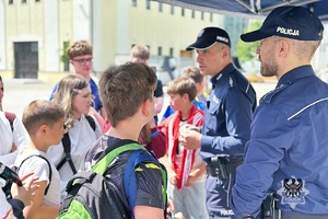 policjanci podczas festynu prezentują sprzęt policyjny i rozmawiają z uczestnikami o bezpieczeństwie