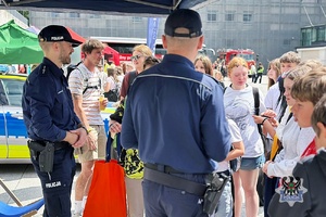 policjanci podczas festynu prezentują sprzęt policyjny i rozmawiają z uczestnikami o bezpieczeństwie