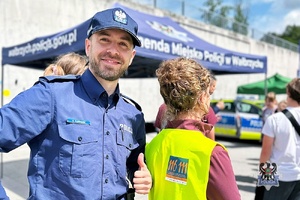 policjanci podczas festynu prezentują sprzęt policyjny i rozmawiają z uczestnikami o bezpieczeństwie