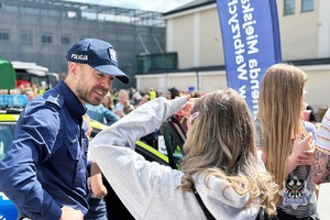 policjanci podczas festynu prezentują sprzęt policyjny i rozmawiają z uczestnikami o bezpieczeństwie