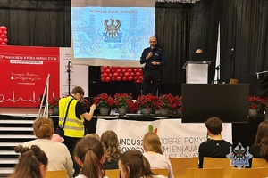 policjanci podczas festynu prezentują sprzęt policyjny i rozmawiają z uczestnikami o bezpieczeństwie