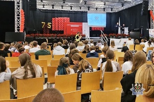 policjanci podczas festynu prezentują sprzęt policyjny i rozmawiają z uczestnikami o bezpieczeństwie