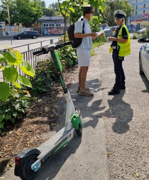 policja kontroluje kierujących jendośladami