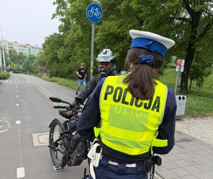 policja kontroluje kierujących jendośladami