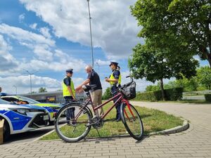 policja kontroluje kierujących jendośladami