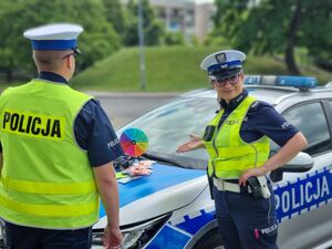 policja kontroluje kierujących jendośladami