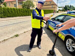 policja kontroluje kierujących jendośladami