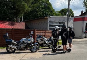 policja kontroluje kierujących jendośladami