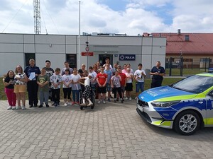 młodzi ludzie odwiedzają posterunek policji