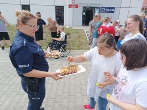młodzi ludzie odwiedzają posterunek policji