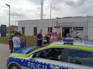 młodzi ludzie odwiedzają posterunek policji