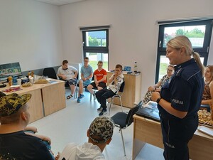 młodzi ludzie odwiedzają posterunek policji