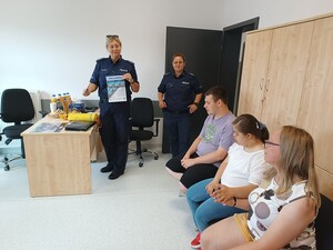 młodzi ludzie odwiedzają posterunek policji
