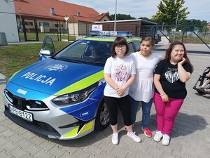 młodzi ludzie odwiedzają posterunek policji