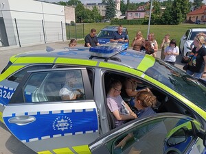 młodzi ludzie odwiedzają posterunek policji