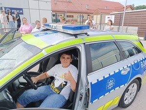 młodzi ludzie odwiedzają posterunek policji