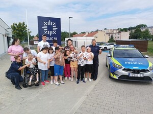młodzi ludzie odwiedzają posterunek policji