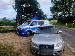 srebrne audi na poboczu za nim radiowóz