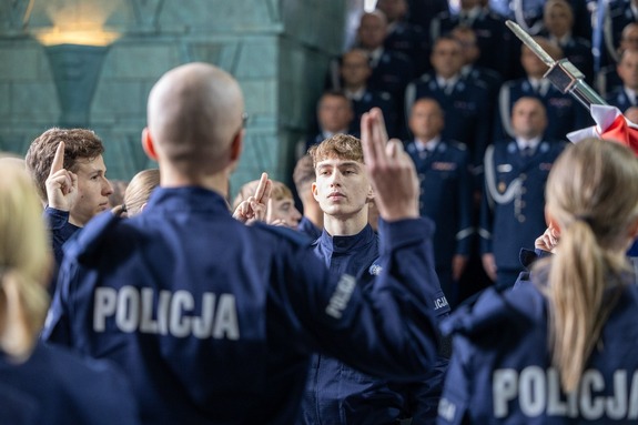 policjanci w trakcie ślubowania