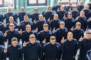 policjanci w trakcie ślubowania