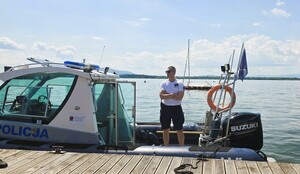 policja na motorówce na wodzie