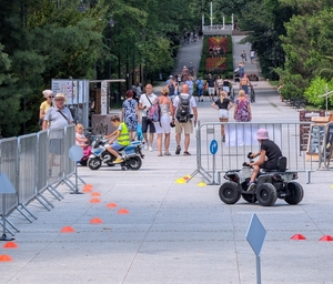 policjanci podczas pikniku motoryzacyjnego