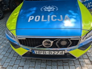 policjanci podczas pikniku motoryzacyjnego