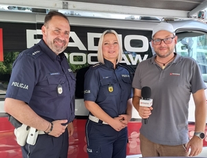 policjanci podczas pikniku motoryzacyjnego