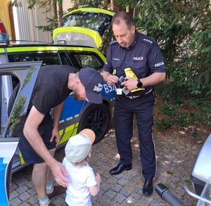 policjanci podczas pikniku motoryzacyjnego