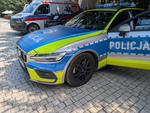 policjanci podczas pikniku motoryzacyjnego