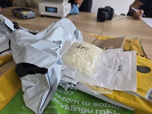policjanci kontrolują paczki wysłane kurierem, a w nich narkotyki