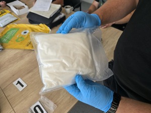 policjanci kontrolują paczki wysłane kurierem, a w nich narkotyki
