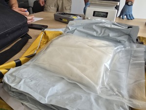 policjanci kontrolują paczki wysłane kurierem, a w nich narkotyki