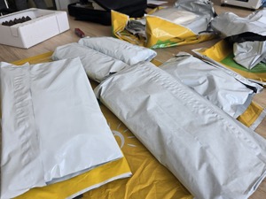 policjanci kontrolują paczki wysłane kurierem, a w nich narkotyki