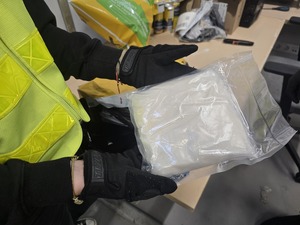 policjanci kontrolują paczki wysłane kurierem, a w nich narkotyki