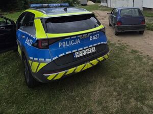 radiowóz i pojazd zatrzymanego kierowcy
