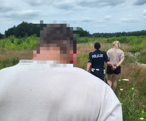 policjantka prowadzi zatrzymaną z tyłu za nimi idzie mężczyzna