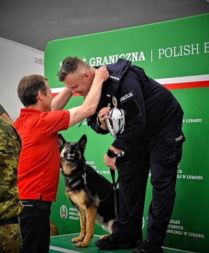 wręczenie pucharów w zawodach kynologicznych