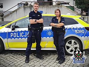 POLICJACI uratowali mieszkańców z zadymionego budynku