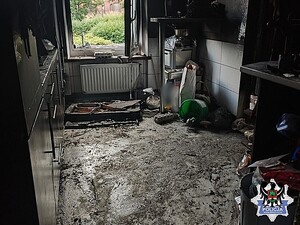 POLICJACI uratowali mieszkańców z zadymionego budynku
