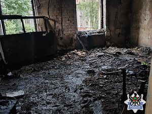 POLICJACI uratowali mieszkańców z zadymionego budynku