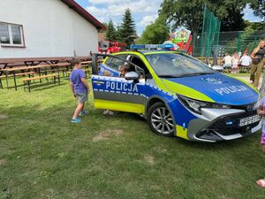 Policjanci rozmawiają z dziećmi na festynie