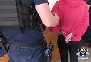policjanci prowadzą zatrzymaną