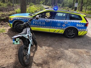 radiowóz przy motocyklu