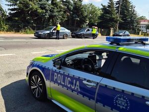 policja drogowa kontroluje kierowców pojazdów na drogach Dolnego Śląska
