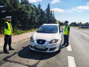 policja drogowa kontroluje kierowców pojazdów na drogach Dolnego Śląska